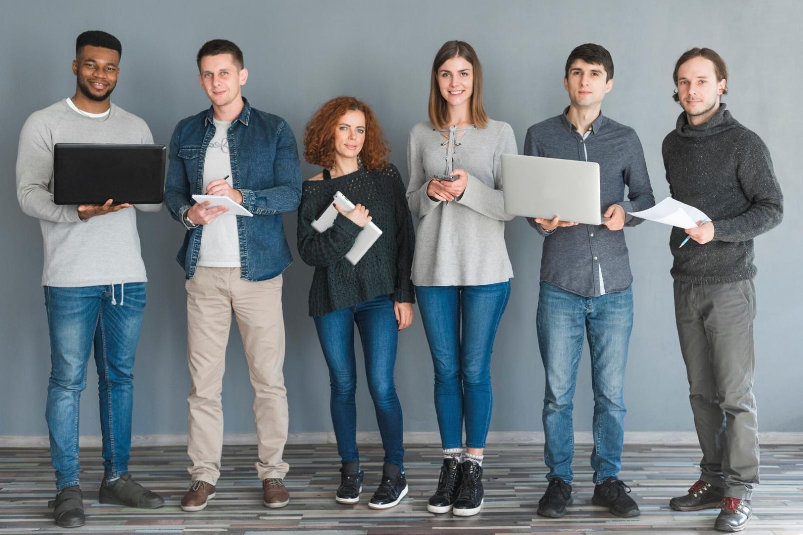 Strategische Planung mit Zeitachse und langfristigen Finanzzielen auf dem Whiteboard