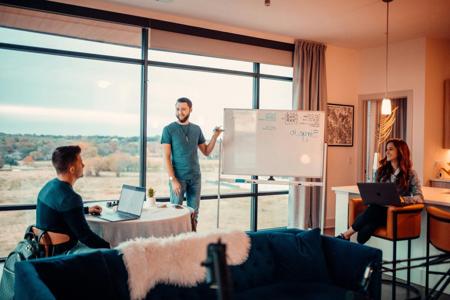 Moderne Geschäftsbesprechung in unserem Büro mit Fokus auf strategische Finanzplanung