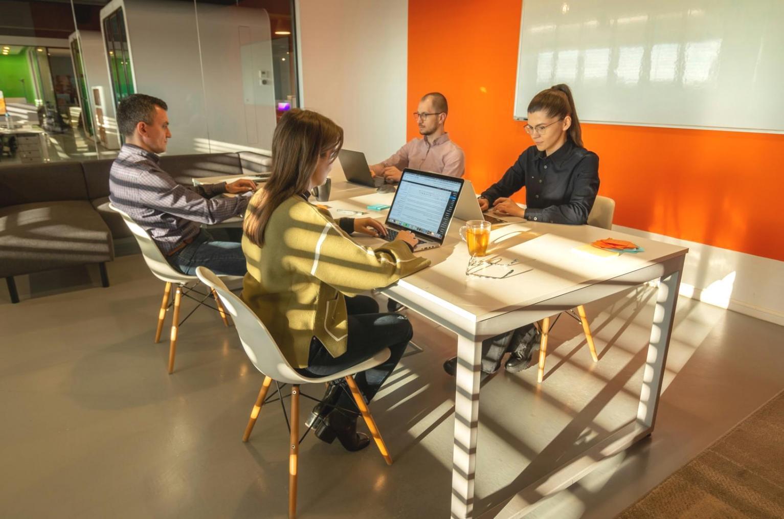 Moderne Finanzanalyse am Arbeitsplatz mit Laptop und Dokumenten